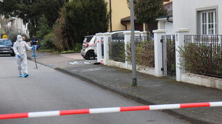 Ermittler sichern am Tatort auf dem Lindenhof Spuren.