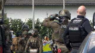 Spezialeinsatzkräfte der Polizei stürmten das Haus und nahmen den Tatverdächtigen widerstandslos fest.