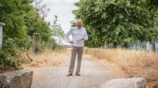 Projektentwickler Matthias Hensel steht im Gewerbegebiet in der Straße im Rott.