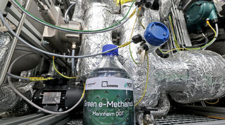 Blick in die neue Pilotanlage am Mannheimer Klärwerk. Aus Biogas wird hier künftig grünes Methanol hergestellt.
