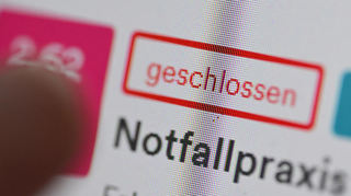 Auf einer Internetseite für Arztpraxen im ärztlichen Bereitschaftsdienst ist ein Hinweis auf eine Notfallpraxis dargestellt.