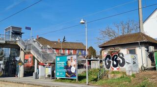 Gleis eins am Bahnhof Friedrichfeld Süd, rechts ist die Böschung, auf der Ratten wohnen sollen.