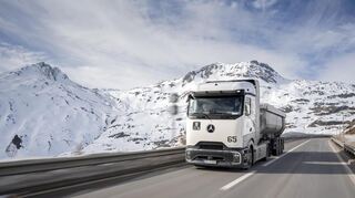 Der Mercedes-Benz GenH2 Truck mit Germersheimer Kennzeichen unterwegs in der Schweiz.