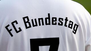 Die Rückseite des Trikots des FC Bundestag. Über die Zusammensetzung der Mannschaft und die Zugehörigkeit der AfD gab es zuletzt sogar einen Gerichtsentscheid.
