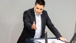 Malte Kaufmann (AfD), Mitglied des Deutschen Bundestages, spricht im Plenum des Deutschen Bundestages. Beim FC Bundestag spielt er teilweise auf der Rechtsaußenposition, wie er selbst sagt.
