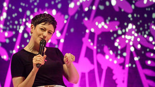 Komikerin Tahnee mit ihrem Soloprogramm „Blütezeit“ im Mannheimer Capitol.