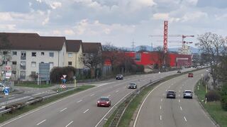 Blick auf die B 38 in Richtung Weinheim: Links von Bauhaus, wo jetzt noch die alten Kasernen stehen, will Segmüller sein neues Möbelhaus bauen.
