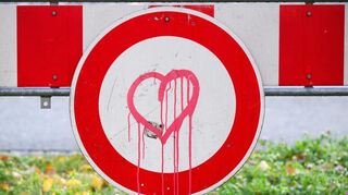 In ganz Deutschland sinkt die Zahl der Scheidungen - aber auch den Bund fürs Leben gehen weniger Menschen ein.