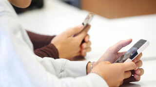 Im Lessing-Gymnasium können Lehrkräfte auch Freigaben für die Nutzung von Smartphones erteilen, etwa wenn bestimmte Informationen für den Unterricht recherchiert werden müssen.