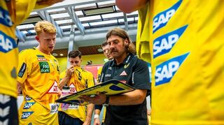 Noch erklärt Sebastian Hinze den Rhein-Neckar Löwen seine taktischen Vorstellungen. Im Sommer wechselt er dann zum ThSV Eisenach.
