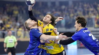 Olle Forsell Schefvert (Mitte) beim Löwen-Pokalsieg im Dezember 2024. Erstmals seit dem Aufstieg der Eisenacher im Sommer 2023 konnten die Mannheimer damals ein Pflichtspiel gegen den ThSV gewinnen.