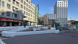Im östlichen Bereich des Mannheimer Bahnhofsvorplatzes entstehen im Moment mehrere Grüninseln. Bepflanzt werden soll ab Mitte April.