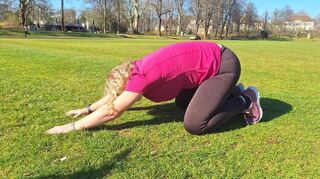 Das hier ist keine Yoga-Position: Zwar gibt es Ähnlichkeiten, aber Animal Flow unterscheidet sich von Yoga.