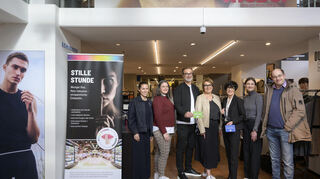 Eine „Stille Stunde“ hat das Modehaus Niebel in Handeschuhsheim gemeinsam mit dem Café Nomad eingeführt. Bei der Vorstellung des Konzeptes: Suna Aslan vom Nomad (v.l.), Nicolina Visevic von ProHeidelberg, Bernd und Carmen Niebel, Bürgermeisterin Stefanie Jansen, Valerie Gebhard vom Büro der kommunalen Behindertenbeauftragten und Silvan Bock, der den YouTube-Kanal „Autist befragt Prominente“ macht.