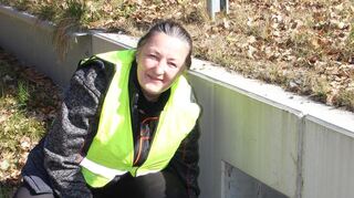 Silvia Fusch, Vorsitzende des Nabu Heppenheim und Sprecherin der Projektgruppe Amphibienschutz, zeigt einen Einlass zu den Krötentunneln an der L 3111.