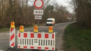 Im letzten Abschnitt vor der Landesstraße 3111 herrscht in der Lorscher Straße ein temporäres Durchfahrtsverbot während den Abend- und Nachtstunden.
