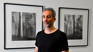 Markus Kaesler mit seiner Arbeit „Dystopia #91, #96“ aus dem Jahr 2021, die im Port 25 zu sehen ist.