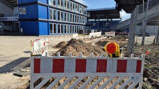 Baustelle zwischen VIP-Containern und Gästetribüne im Carl-Benz-Stadion.