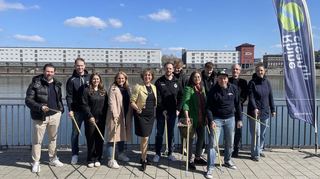 Organisator Uwe Franken (3. v. r.) und seine Unterstützer bei der diesjährigen RhineCleanUp-Challenge zwischen Mannheim und Ludwigshafen.