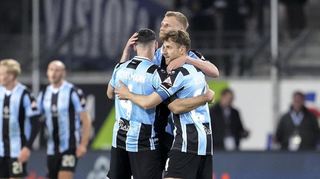 Jubel über den Sieg gegen Sandhausen am 12. März: Tim Sechelmann mit Niklas Hoffmann und Lukas Klünter (v.l.).