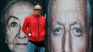 Fotograf Luigi Toscano inmitten seines Erinnerungsprojekts "Gegen das Vergessen", hier auf dem Dresdner Neumarkt.