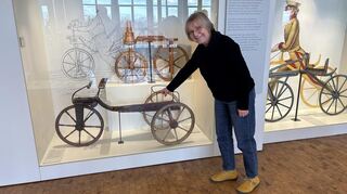 Für Ingeborg Osen ist das Kinder-Laufdreirad aus dem Fürstenhaus Leiningen das absolute Lieblingsstück im Technoseum. Man erkennt deutlich, nach welchem Vorbild es konstruiert wurde: nach der Laufmaschine des Freiherrn von Drais (r.).