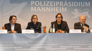 Noch am Abend der Tat erklärten Ermittler, hier zu sehen: der Leitende Oberstaatsanwalt Romeo Schüssler (v. l.), Polizeipräsidentin Ulrike Schäfer und LKA-Präsident Andreas Stenger, ein psychisch begründetes Motiv für wahrscheinlich, ein politisches für wenig wahrscheinlich. Auf dem Podium saß zudem der Opferbeauftragte des Landes, Alexander Schwarz.