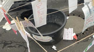 Einige der Wunschzettel. Auch einen Eimer für Münzen hatten Anwohnerinnen als Wunschbrunnen in die Baustelle gestellt.
