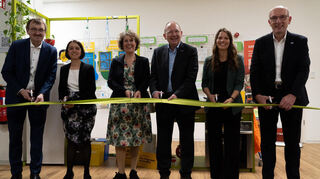 Das neue Büro ist eröffnet: Karl-Heinz Frings, Marianne Crevon, Diana Pretzell, Christian Specht, Eileen Roth und Ralf Klöpfer (v.l.) schneiden das Zeremonienband durch.