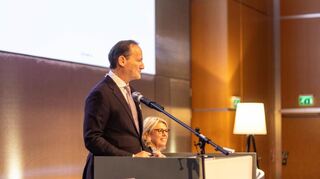 Uwe Liebelt erklärt den ZMRN-Mitgliedern die Gründe für seinen Abschied. Im Hintergrund Geschäftsführerin Kirsten Korte.