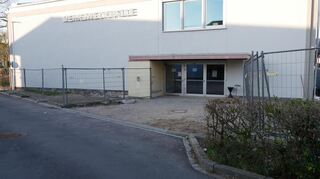 Auch der Eingangsbereich der Ilvesheimer Mehrzweckhalle wird künftig attraktiv gestaltet. Der Gemeinderat hat die Arbeiten vergeben.