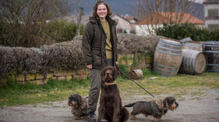 Hannah Bielig ist mit den Familienhunden – den Dackeln Quitte und Brax sowie dem Pudelpointer Aslan in der Mitte – oft im Wald unterwegs. Die Vierbeiner unterstützen sie bei der Jagd.