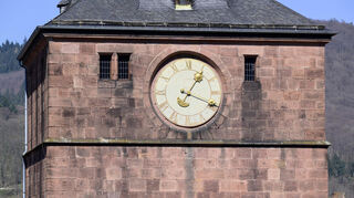 Die Turmuhr am Heidelberger Schloss hat eine Geschichte voller Geheimnisse. Hinter ihr schlummern im Winter Fledermäuse.