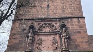 Das Loch für die "Monatskugel" und der Ort des ehemaligen Wappens.