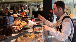 Noch muss Max Burger bei der Bäckerei mit Karte zahlen. Wenn es nach ihm geht, sollen dort bald Kryptowährungen akzeptiert werden – das würde allerdings die Umstellung vieler Kassensysteme bedeuten.