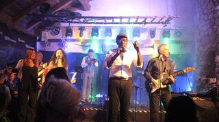 Elke Singer (v.l.), Maram El Dsoki, Isaak Roosevelt und Helmut Wehe sorgen an vorderster Front für hervorragende Stimmung.
