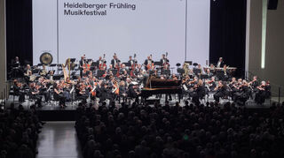 Full House für Prokofjew: Igor Levit (am Klavier), Ivan Fischer und das Budapest Festival Orchester im Heidelberg Congress Center.