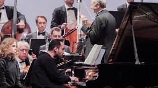Igor Levit während des Zyklus der fünf Klavierkonzerte von Serge Prokofjew beim Heidelberger Frühling 2025 (im Hintergrund Ivan Fischer am Pult des Budapest Festival Orchestra).