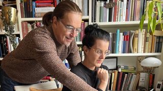 Christian und Britta Habekost bei der gemeinsamen Arbeit an den „Elwenfels“-Romanen“.Bild: Jörg-Peter Klotz