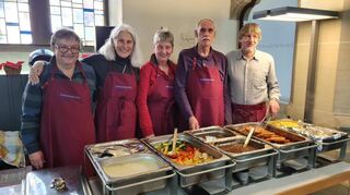 Das ehrenamtliche Team der Essensausgabe: (v.l.) Uli Köhler, Deborah Musso, Andrea Weiß, Dieter und Ralf.