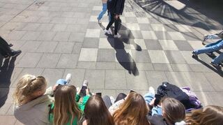 An Viernheims Albertus-Magnus-Schule erlaubt, an vielen anderen Schulen untersagt: In den Pausen dürfen die Schüler ihr Smartphone benutzen.