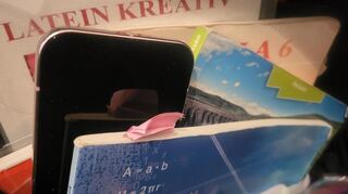 In allen Schulen müssen Handys im Schulranzen verstaut sein.