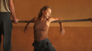 Eine Tänzerin der Vertigo Dance Company in "Makom".