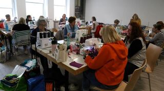 Konzentriert nähten die Frauen in Seckenheim.