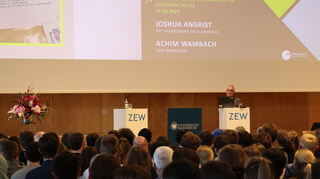 Voller Saal an der Universität: Gespannt lauschten Studenten und renommierte Ökonomen aus der Region dem Nobelpreisträger Joshua Angrist.
