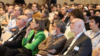 Interessiert hörten auch ZEW-Präsident Achim Wambach (links) und ehemaliger Uni-Rektor Thomas Puhl (rechts) zu.
