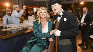 Hoteldirektorin Sejida Zekotic mit Charlie Chaplin-Darsteller an der Bar bei der Wiedereröffnung des „Mannheimer Hof“.