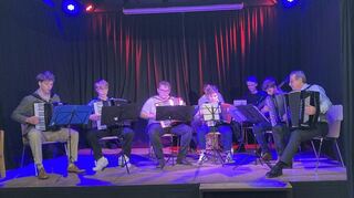Harmonisches Zusammenspiel: Das Akkordeonensemble der Musikschulen Viernheim und Heppenheim unter der Leitung von Eduard Ungefucht (ganz rechts)