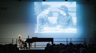 Gabriela Montero unterlegt den 20-minütigen Stummfilm „The Immigrant“ von Charlie Chaplin mit Musik.