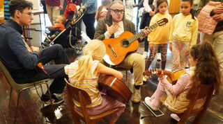 Beim „Haus voller Musik“ im vergangenen September wirkt Amtsleiter Horst Stephan als Gitarrenlehrer mit.
